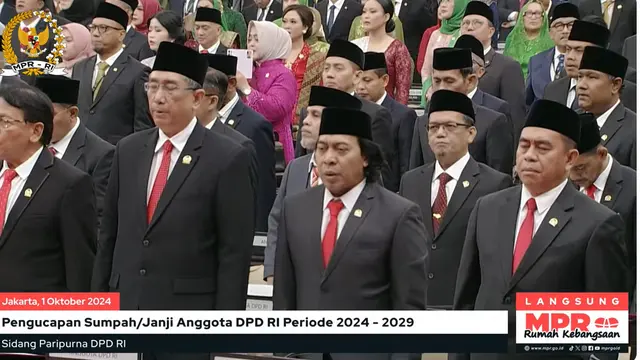 Jokowi Selfie Bareng Komeng Usai Pelantikan