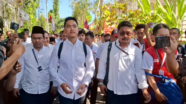 Kaesang Jalan Kaki Diarak Pendukungnya Menuju Arena