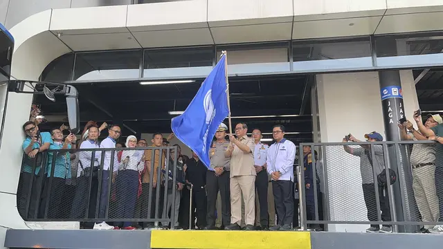 Halte TransJakarta Senen yang Rusak saat Demo