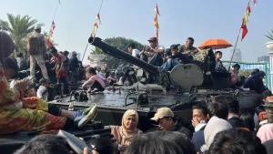 Warga Senang Bisa Naik Tank hingga Berfoto dengan Prajurit