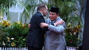 Prabowo Disambut Pelukan Anwar Ibrahim Saat Hadiri KTT ke-47 ASEAN